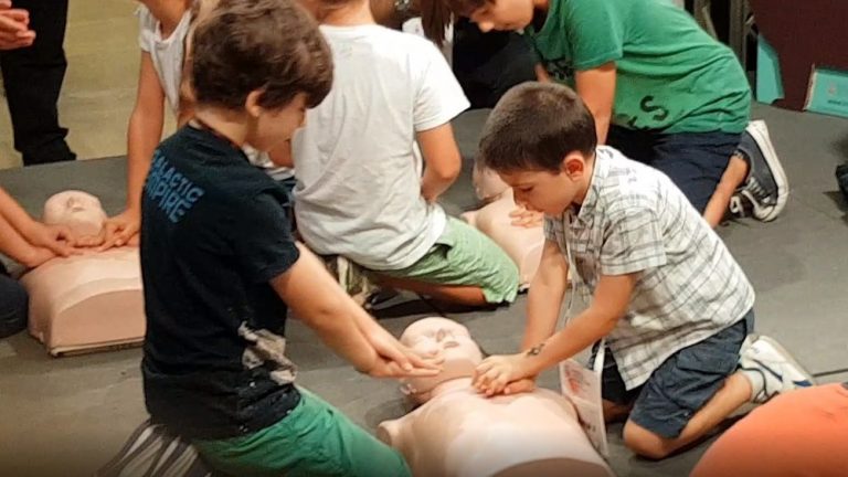 Bereits die J&uuml;ngsten k&ouml;nnen Herz-Lungen-Wiederbelebung trainieren. Foto &copy; FdF