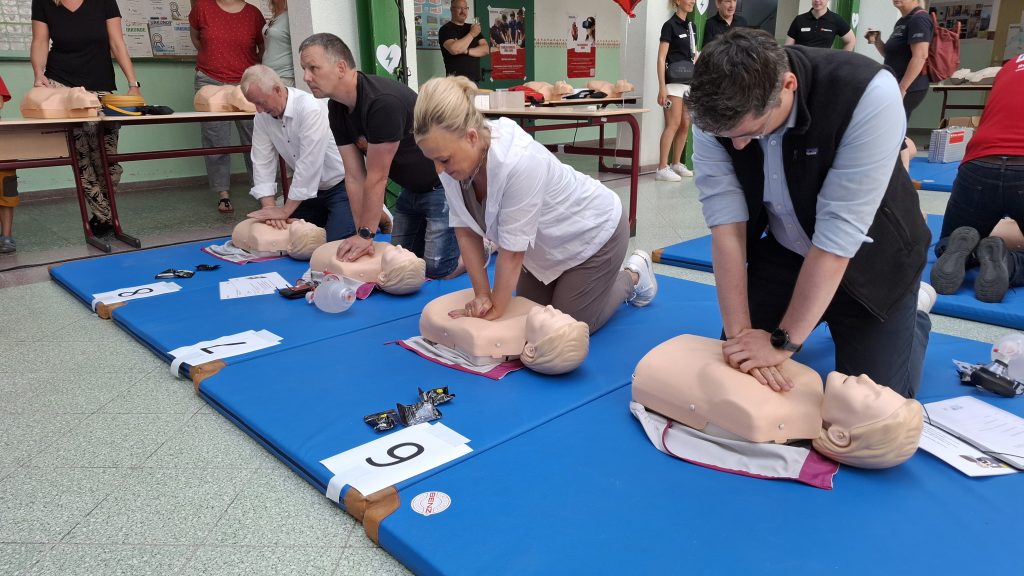 Staatsekret&auml;rin Sylvia Grimm &uuml;berbrachte nicht nur einen F&ouml;rderbescheid, sondern lie&szlig; sich auch intensiv in das Thema Wiederbelebung einf&uuml;hren. Foto (C) FDF
